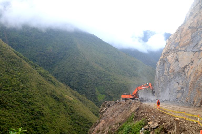 Vial y Vives - DSD, Carretera Imperial - Izcuchaca en Huancavelica, Perú